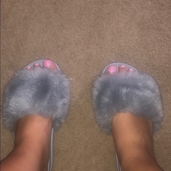 Hardly worn size 8 gray slip on shoes with fur - Picture 2 of 8